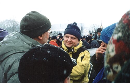 W tej kurtce to Zbigniew Gabry, natomiast ten starszy go z siw brod z lewej strony to Wojciech Majewski z TVP Katowice, a niebieska czapka z prawej to oczywicie Kuzi!